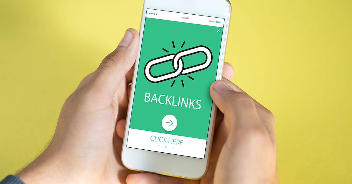 Person holding phone with backlinks on the screen.